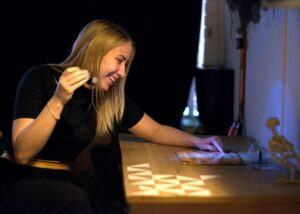 Kvinde i et Escape Room i København